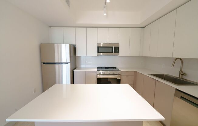 3 beds, 2 baths, 1,299 sqft, $3,600, Unit 525