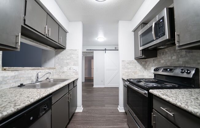 2 beds, 1 bath, 746 sqft, $939, Unit 718