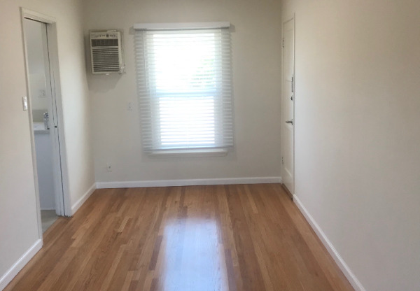 209 W MAPLE ST