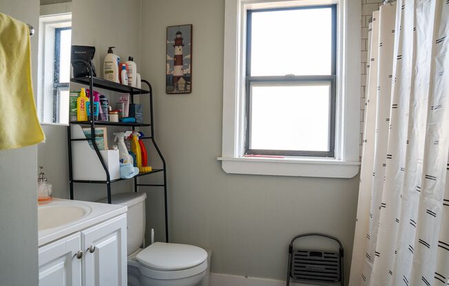 3 beds, 1 bath, 850 sqft, $1,985, Unit 3002-3S