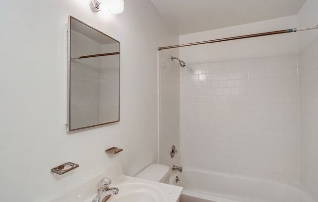2 beds, 1 bath, 884 sqft, $1,250, Unit 4738-303