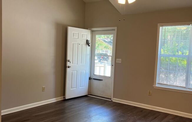 1 bed, 1 bath, 750 sqft, $1,125, Unit H2