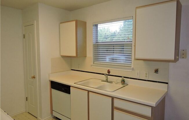 3 beds, 1 bath, $1,600