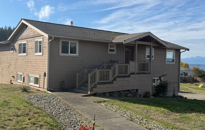 Spacious Home and Community Beach Access and Pet Friendly!!