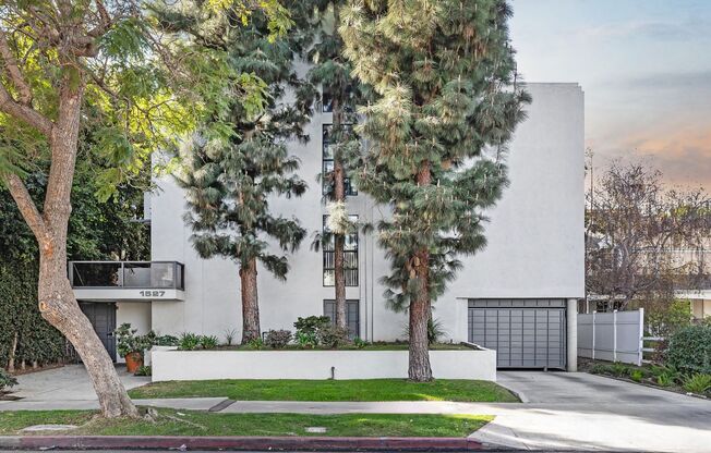 1527 Veteran Ave