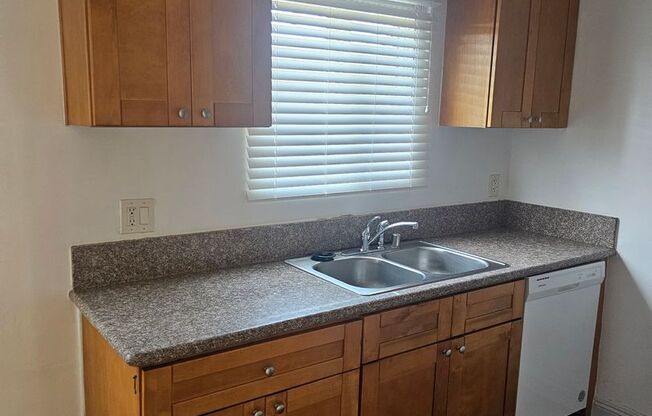 2 BEDROOM 1 BATH Apartment INGLEWOOD- DOWNSTAIRS, Parking included. 1/2 off the 1st month OAC must move in 2 weeks.