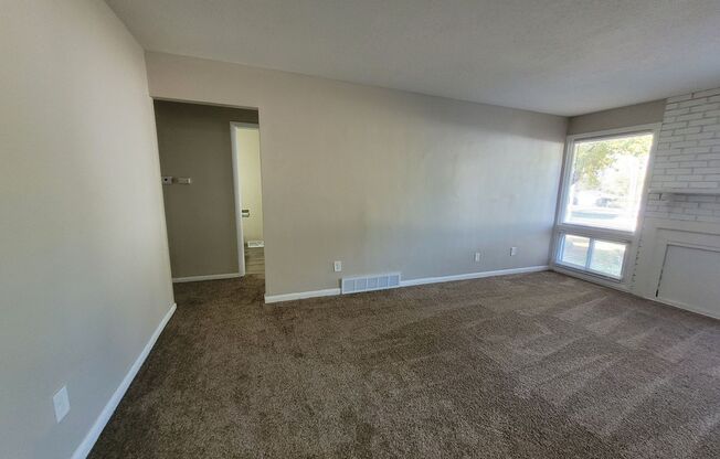 2 beds, 1 bath, 800 sqft, $1,195, Unit 4613 Southeast 3rd Court