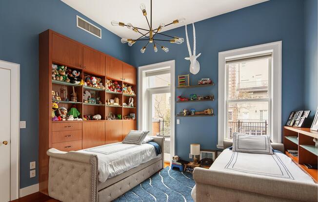 331 W 22 ST