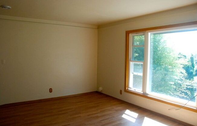 SEATTLE 4-Bedroom Home for RENT, Great Layout, Cool Yard & Nice Location!!