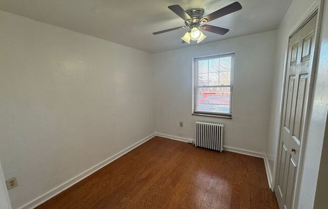 3 beds, 1 bath, $2,175, Unit 116B