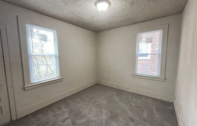 2 beds, 1 bath, $1,000, Unit 2638 Richton - Upper