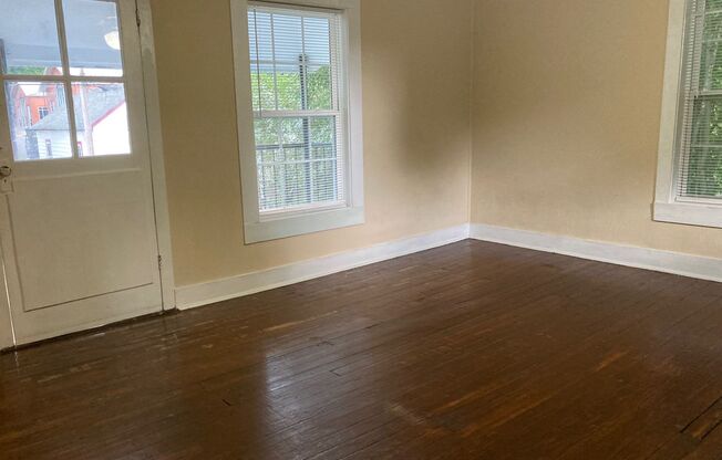 2 beds, 1 bath, 970 sqft, $895, Unit 2 N Mclin St, Apt. B