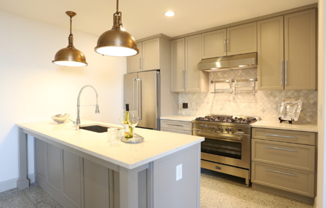 1 bed, 1 bath, 749 sqft, $1,675, Unit 406