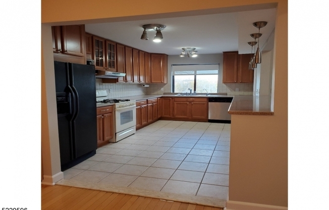 33 GRN VLY CT