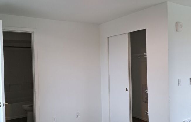 Studio, 1 bath, 322 sqft, $1,275, Unit 406