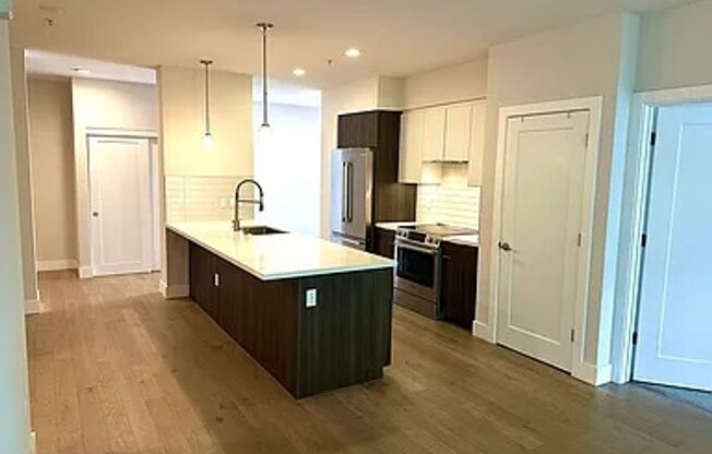 Large Contemporary 2br 2bath Downtown Oakland Apartment Near Public Transportation