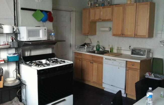 3 beds, 1 bath, $4,250, Unit 1