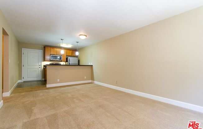 2 beds, 2 baths, 953 sqft, $4,300, Unit 561