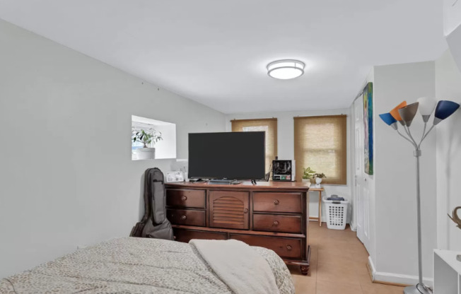 3119, Clayborne Ave