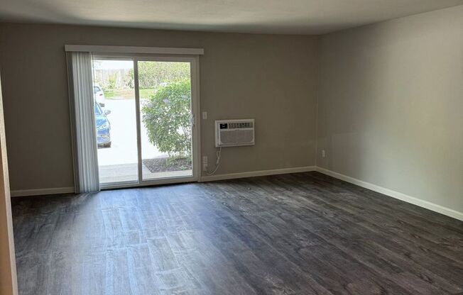 1 bed, 1 bath, 722 sqft, $1,415, Unit 6840-01