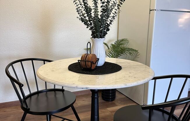 2 beds, 1 bath, $2,000, Unit 4-2557