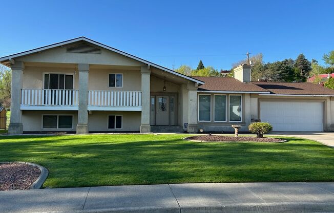 Beautiful Tri Level Home in Kennewick!