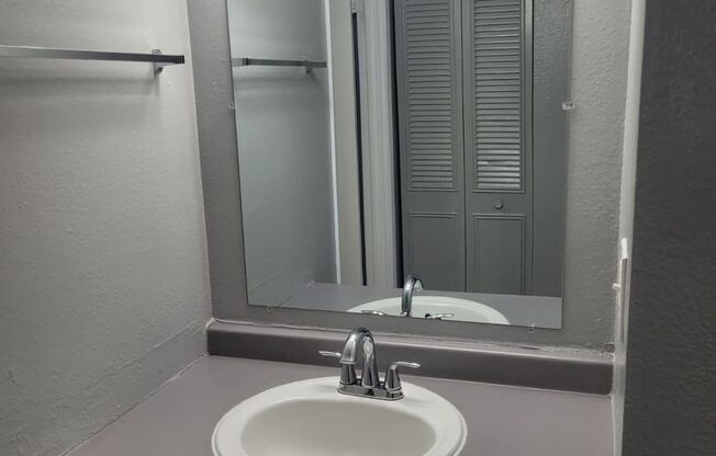 3 beds, 1 bath, 890 sqft, $1,700, Unit 505 H2