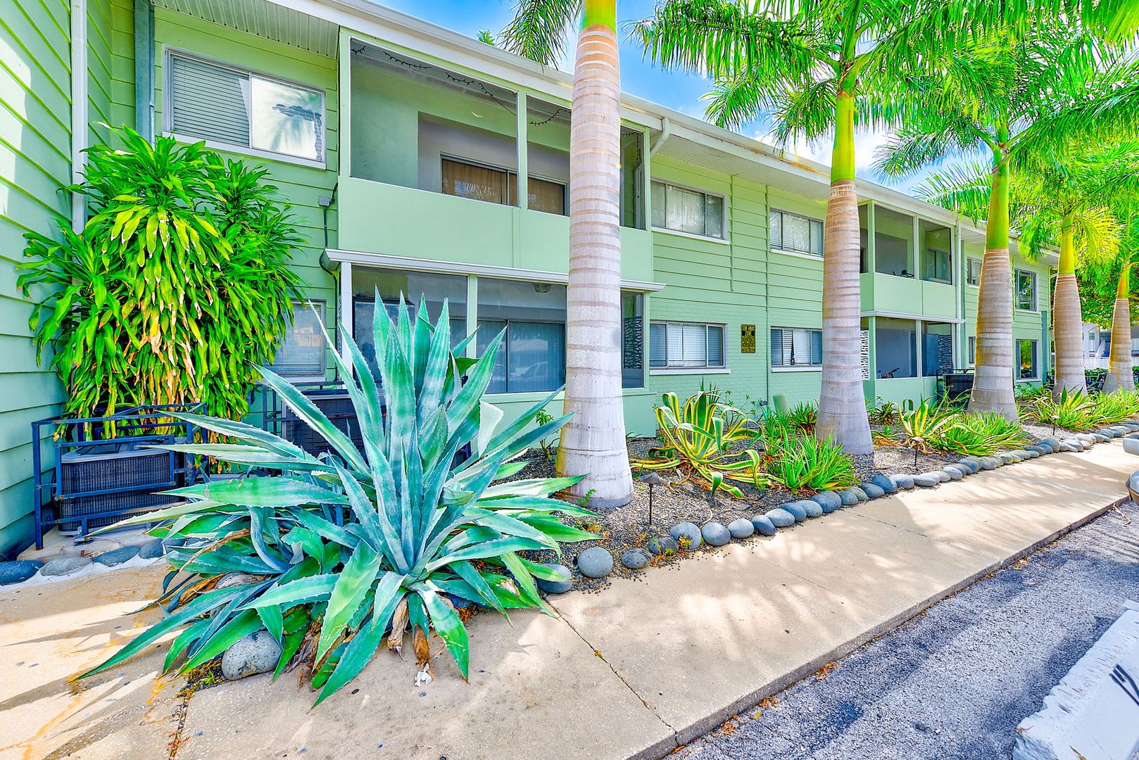 Updated Clearwater Condo – Steps from Golf, Minutes to the Beach!