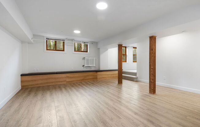 2 beds, 1 bath, 930 sqft, $2,395, Unit 03