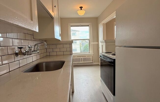 Studio, 1 bath, 460 sqft, $1,425, Unit 105