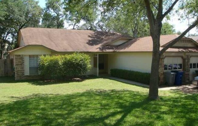 3 bedroom duplex with garage and backyard - available now!