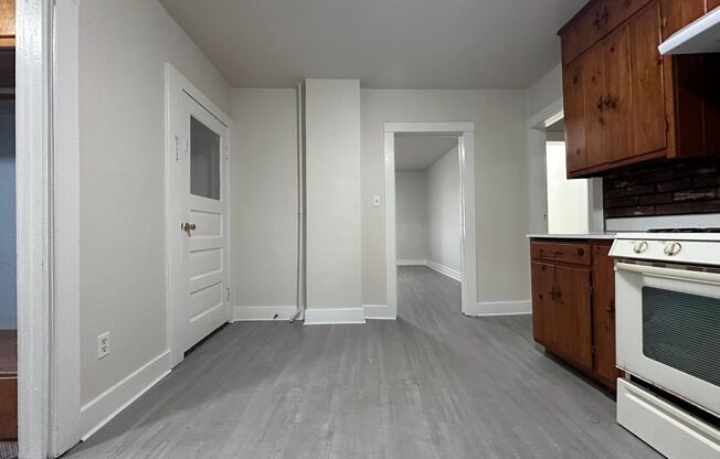 3 beds, 1 bath, 900 sqft, $895, Unit Lower