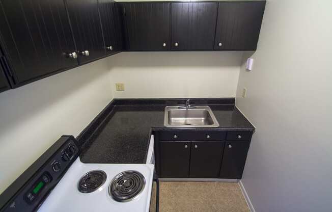 This is a picture of the kitchen in a 549 square foot 1 bedroom aprtment at Romaine Court Apartments in Cincinnati, OH.