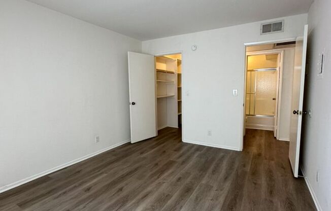 (6119) Woodman Oaks Apartments