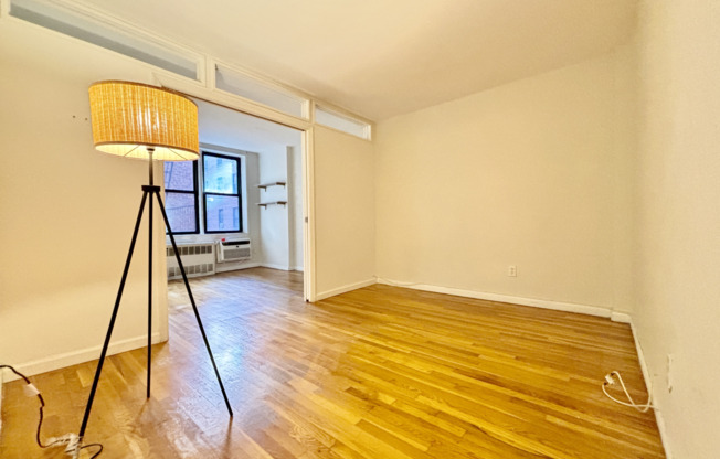 Studio, 1 bath, $2,000, Unit 3U