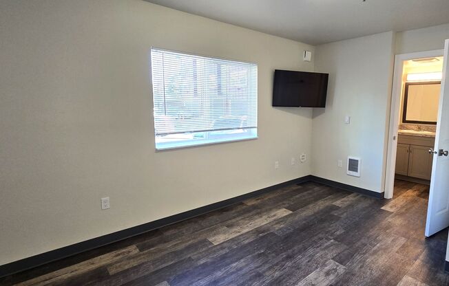 Studio, 1 bath, 300 sqft, $1,095, Unit 104