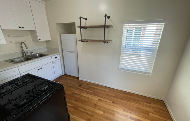 **CHARMING CASITA ** 1Bedroom / 1 Bath available in the Highly desirable Old Town Neighborhood !