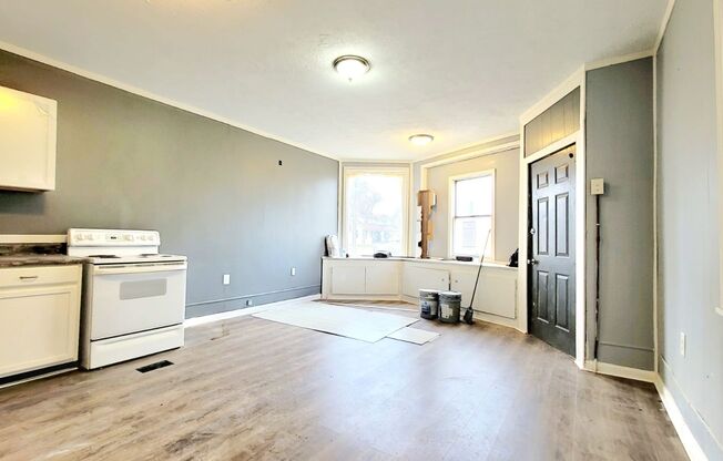 1 bed, 1 bath, $900, Unit 1918 Lincoln Way W. APT A