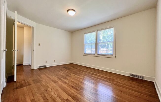 2 beds, 1 bath, 888 sqft, $850, Unit 926Hill