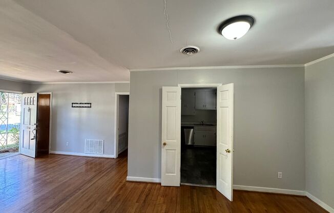 3 beds, 1 bath, $1,095