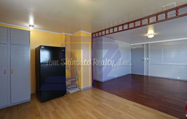 Upstairs duplex unit in Waipio! Convenient location!
