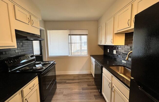 2 beds, 1 bath, 800 sqft, $1,100, Unit 3