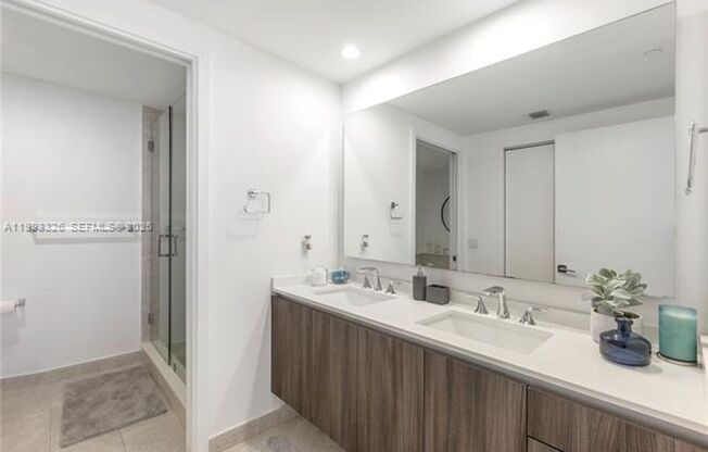2 beds, 2 baths, 1,038 sqft, $5,200, Unit 488 NE 18th St # 909