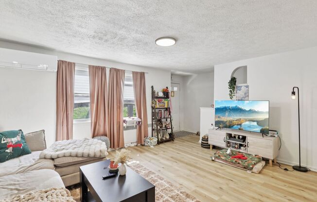 2 beds, 1 bath, 900 sqft, $1,225, Unit 136