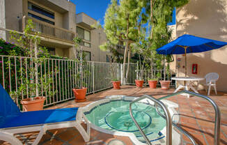 Apartment Building in Los Angeles Jacuzzi