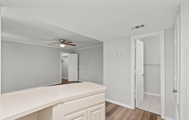 Studio, 1 bath, 648 sqft, $999, Unit #35
