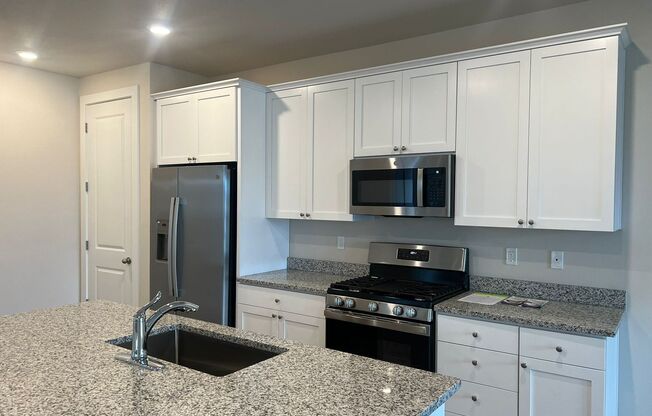 SHOWING 6/7 or SOONER with Advance Appointment!  Three Bedroom Townhome Style Unit in Reed's Crossing - Close to Nike, Intel and Columbia Sportswear!