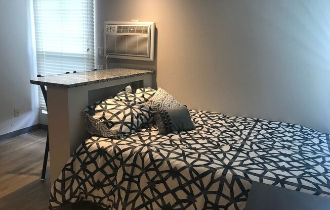 Studio, 1 bath, 265 sqft, $980