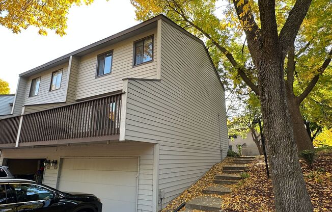 Maple Grove Town Home, Washer/Dryer, 2 Car Garage, Walk Out Deck, Dishwasher