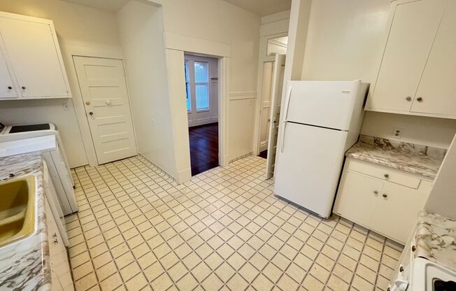 3 beds, 1 bath, 1,000 sqft, $4,995, Unit 1118